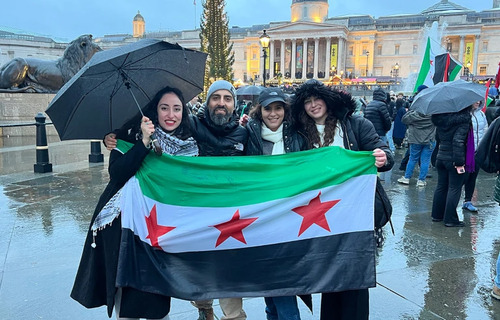 من اليسار إلى اليمين: ميريام ندّاف، وثائر جنيدي،
ونسرين كاخيا، ومايا الإسطواني. ميدان «ترافالجار سكوير» في لندن، الثامن من كانون
الأول/ ديسمبر، 2024.